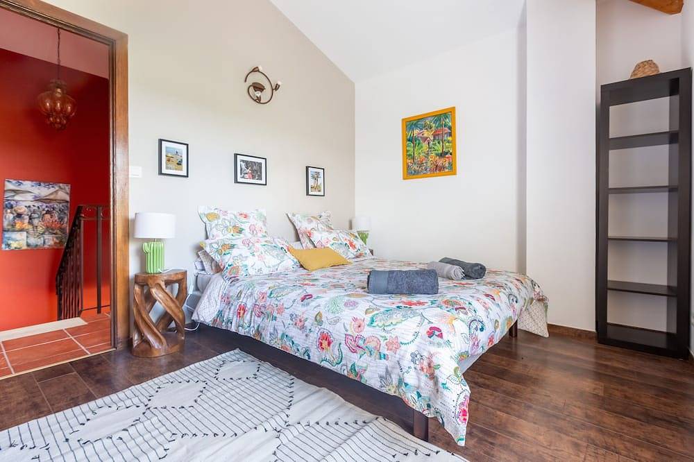 Charming villa, swimming pool, superb view of the Pyrenees and the Gers countryside in Castin, Gers