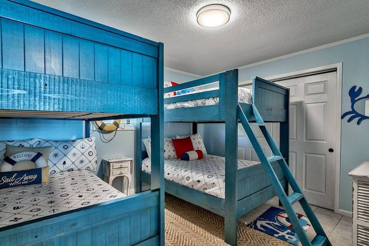 Vacation home for 16 people, with pool and balcony as well as yard, with pets in Destin