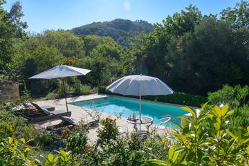 Gîte pour 4 personnes, avec jardin ainsi que terrasse et piscine à La Bégude-de-Mazenc