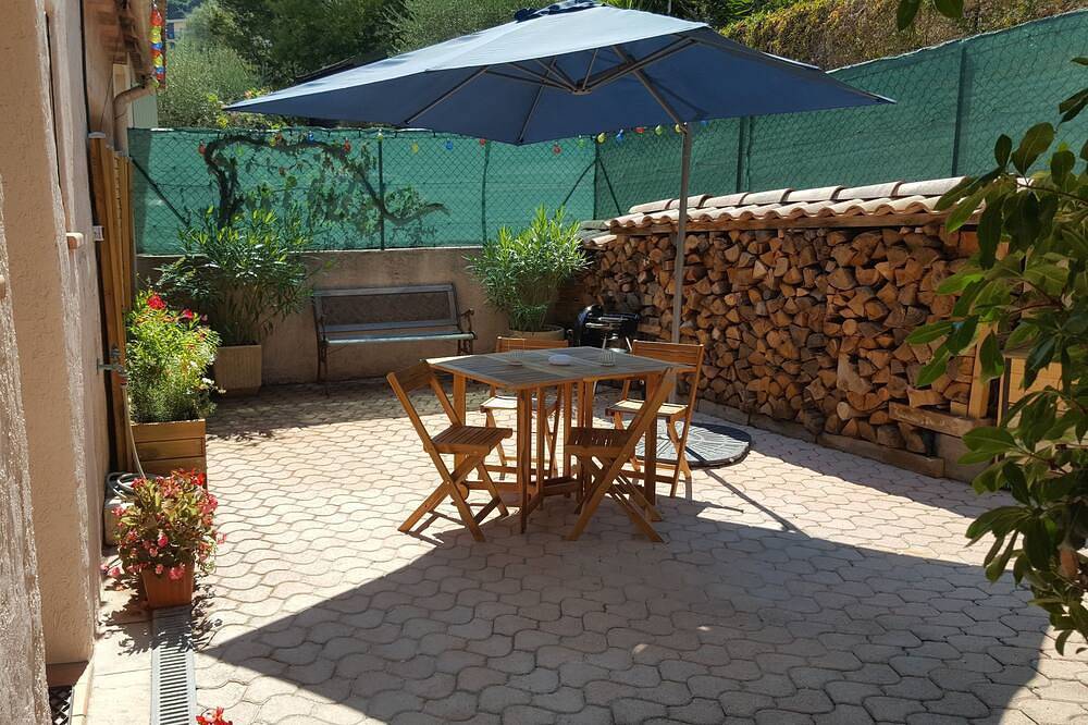 Entire apartment, Detached 30 m2 T2 apartment in villa with swimming pool in Mandelieu-la-Napoule, Cannes region