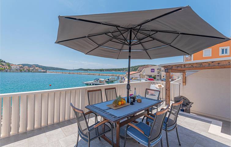 Location de vacances pour 8 personnes, avec terrasse à Rogoznica - 2
