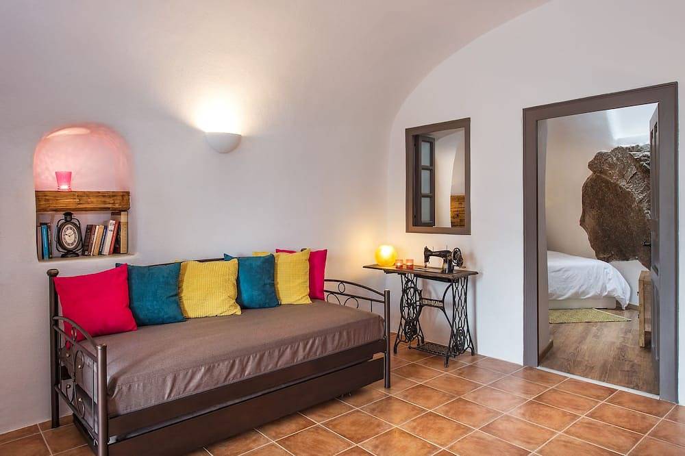 Old Vourvoulos Houses - Santorini - Stylish House for 4-6! in Vourvoulos, Santorini