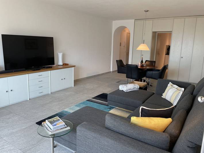 Ganze Wohnung, Ferienwohnung an ruhiger Lage, traumhafter Ausblick, Gartensitzplatz mit Lounge in Orselina, Tessiner Alpen
