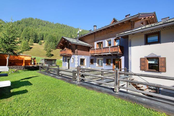 Entire apartment, 'Appartamento 2' with Mountain View, Shared Garden & Wi-Fi in Livigno (Town), Livigno