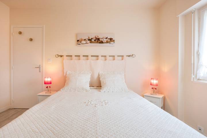 Bed and Breakfast 'Chez Coco - Chambre Pêche' with Shared Garden and Wi-Fi in Trégunc, Côte de Cornouaille