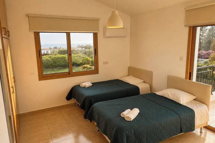Luxury, Modern Villa with private pool & garden in Coral Bay area in Peyia, Sud di Cipro