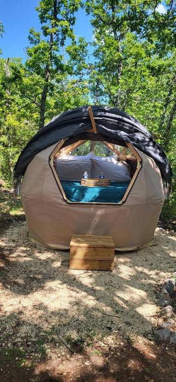 Tente pour 2 personnes, avec piscine ainsi que jardin et vue dans le Vaucluse