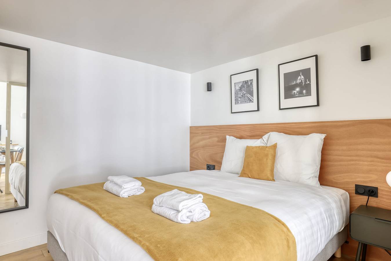 Entire apartment, Haven of Peace in a Secret Courtyard - Montmartre in Paris, Ile de France