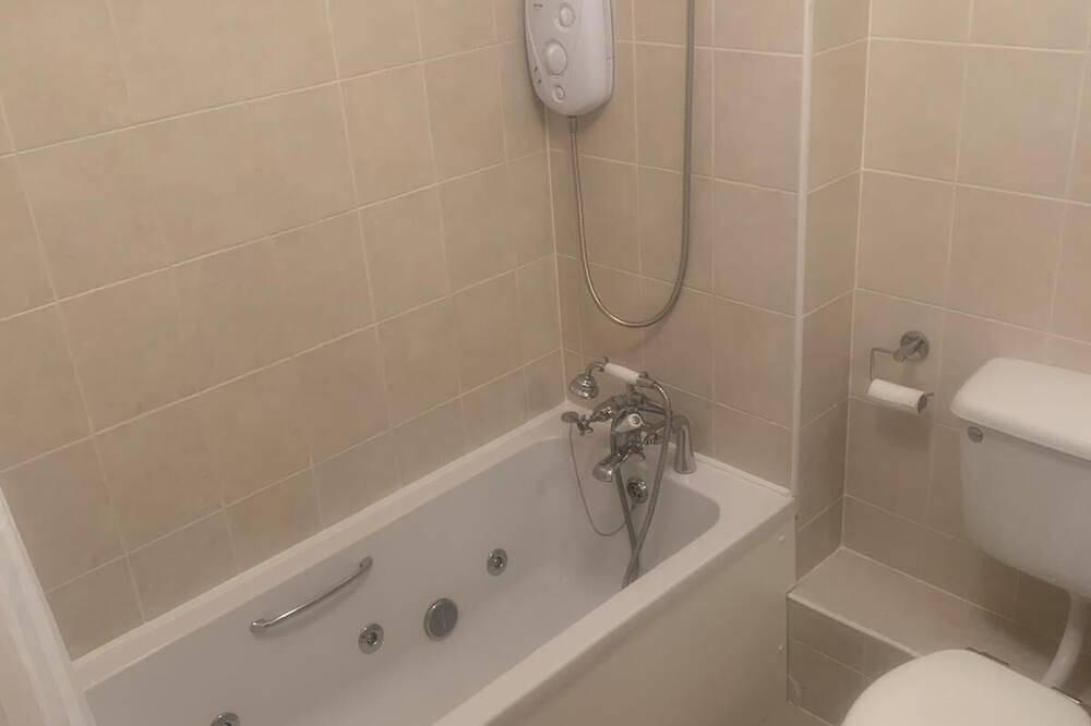 Entire apartment, Relaxing Balcony Views Mullingar Self Catering Apartment on Park Hotel Grounds in Mullingar, County Westmeath