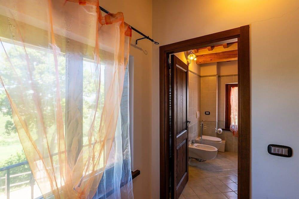 Appartamento intero, Appartamento in una casa di campagna con 2 piscine in Cagli, Valle del Metauro