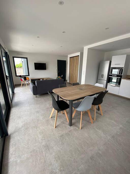 Ganze Wohnung, Appartement Rdc avec grande terrasse et parking in Ploemeur, Côte des Mégalithes