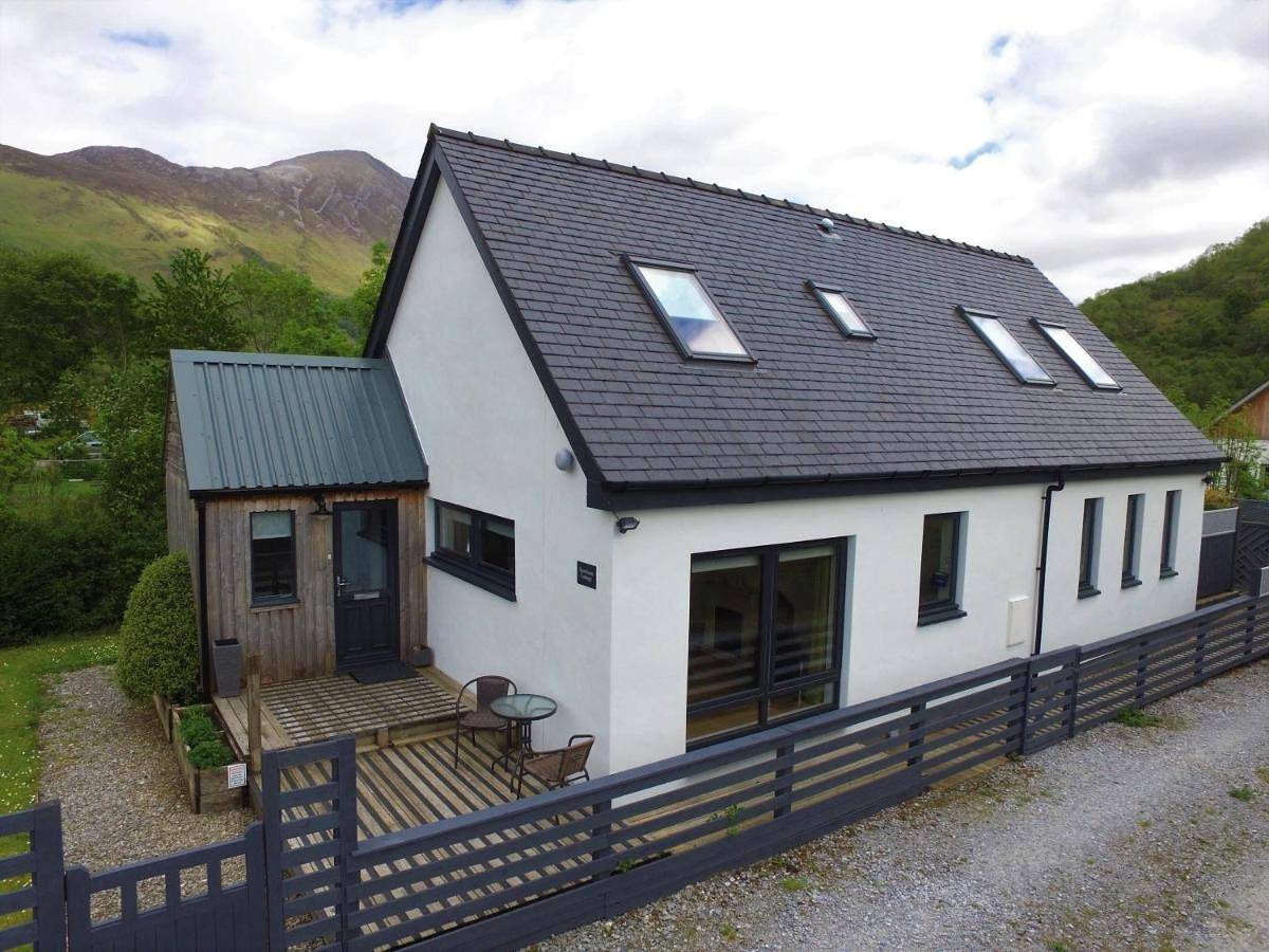 Hawthorn Cottage in Glencoe, Loch Linnhe