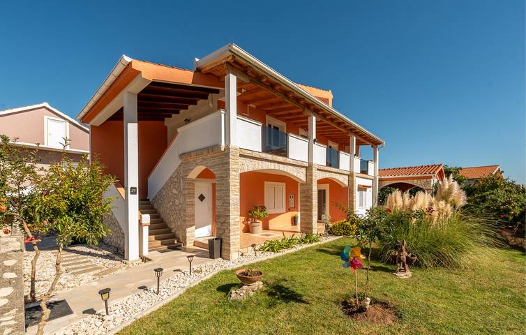 Ganze Ferienwohnung, Gemütliche Wohnung mit WLAN und Terrasse, 1 km von der Küste entfernt in Novigradsko More, Zadar