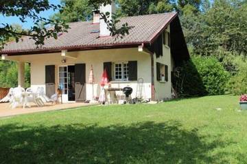 Location de vacances pour 6 personnes, avec jardin à Pugny-Chatenod