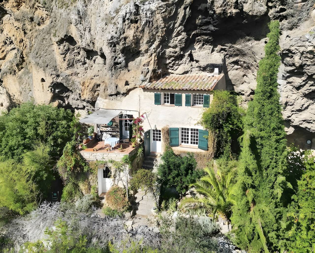 Maison-grotte féerique avec vue montagne, terrasse privée et Wi-Fi à Cotignac in Cotignac, Région de Brignoles
