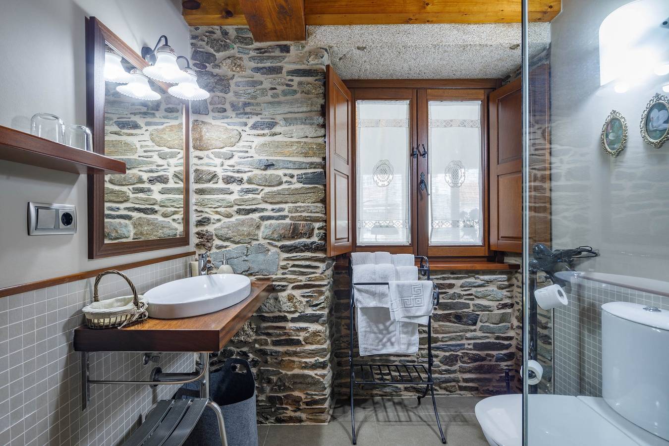 Appartement "Apartamento Adega" binnenkamer, met een raam dat uitkijkt op een binnenveranda, foto 7