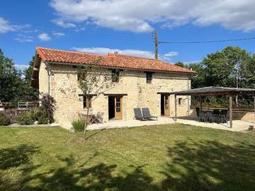 Gîte pour 3 personnes, avec jardin à Champagne-Mouton