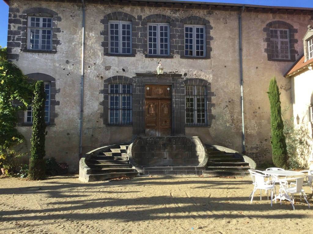 Manoir d'Aubeterre - Chambre I in Marsat, Parc naturel régional des Volcans d'Auvergne