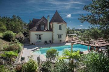 Location de vacances pour 15 personnes, avec terrasse à Monplaisant