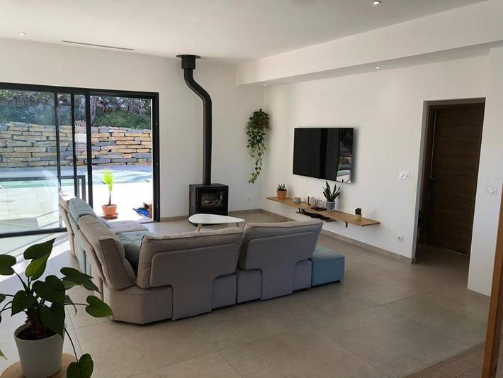 Location de vacances pour 8 personnes, avec vue ainsi que jardin et piscine à Boissières - 3