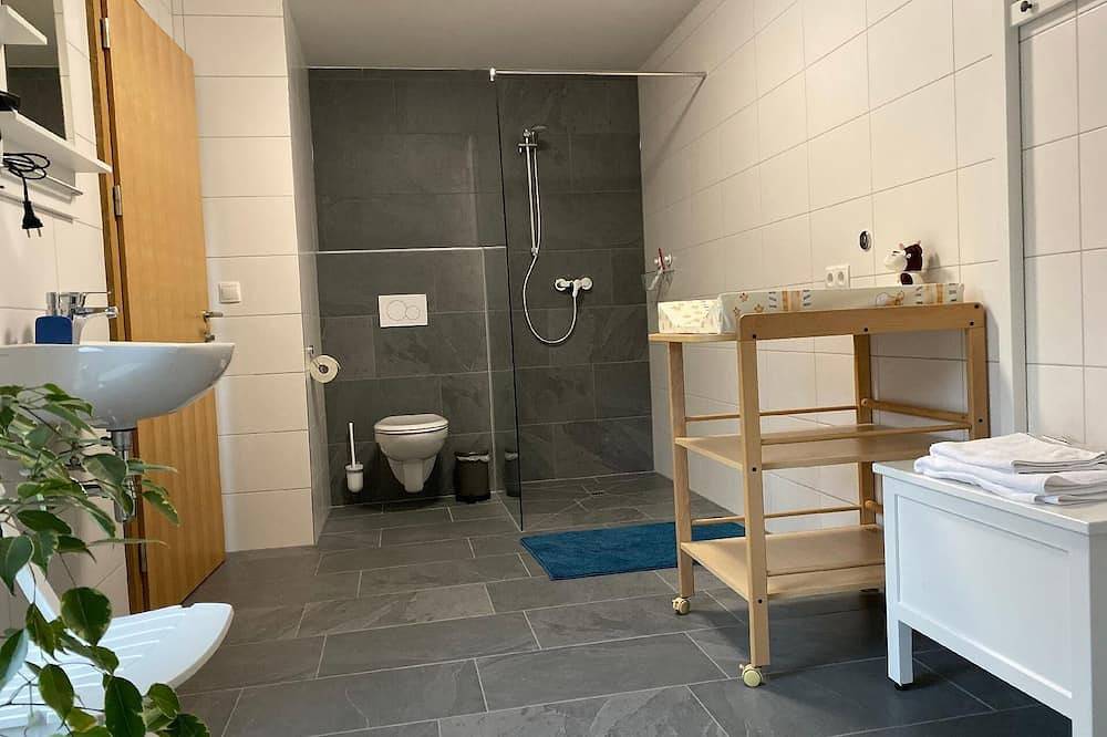 Ganze Wohnung, Neue Ferienwohnung in Schwarzenberg mit Garten und Grill in Schwarzenberg, Bodensee-Vorarlberg