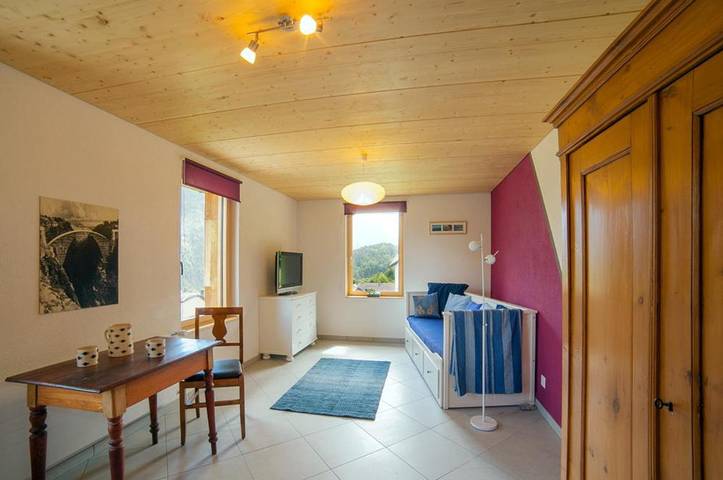 Gîte pour 2 personnes, avec vue ainsi que terrasse et jardin à Salvan - 3