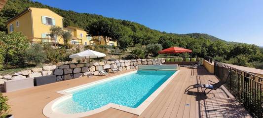 Chambre d’hôte pour 3 personnes, avec piscine ainsi que jardin et vue à Volonne