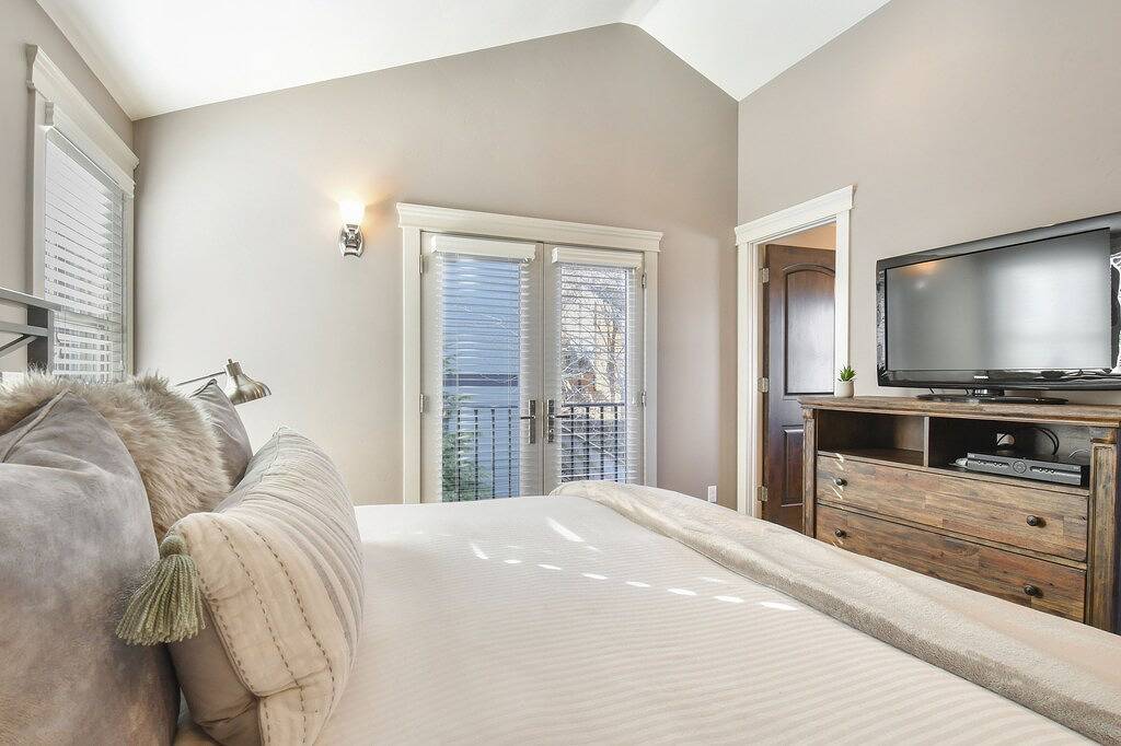 Mountain villa - ski access 50 yards away - private hot tub in Uinta Wasatch Cache National Forest