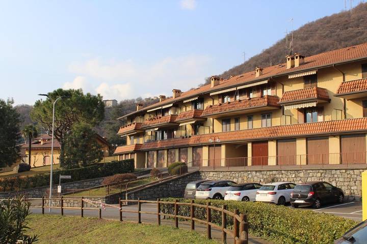 Casa vacanza per 6 persone, con panorama e vista lago nonché balcone a Lovere
