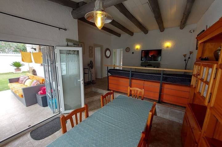 Hübsche ebenerdige Villa zwischen Meer und Wald mit kostenlosem WIFI. in l'Escala, Oberampurien