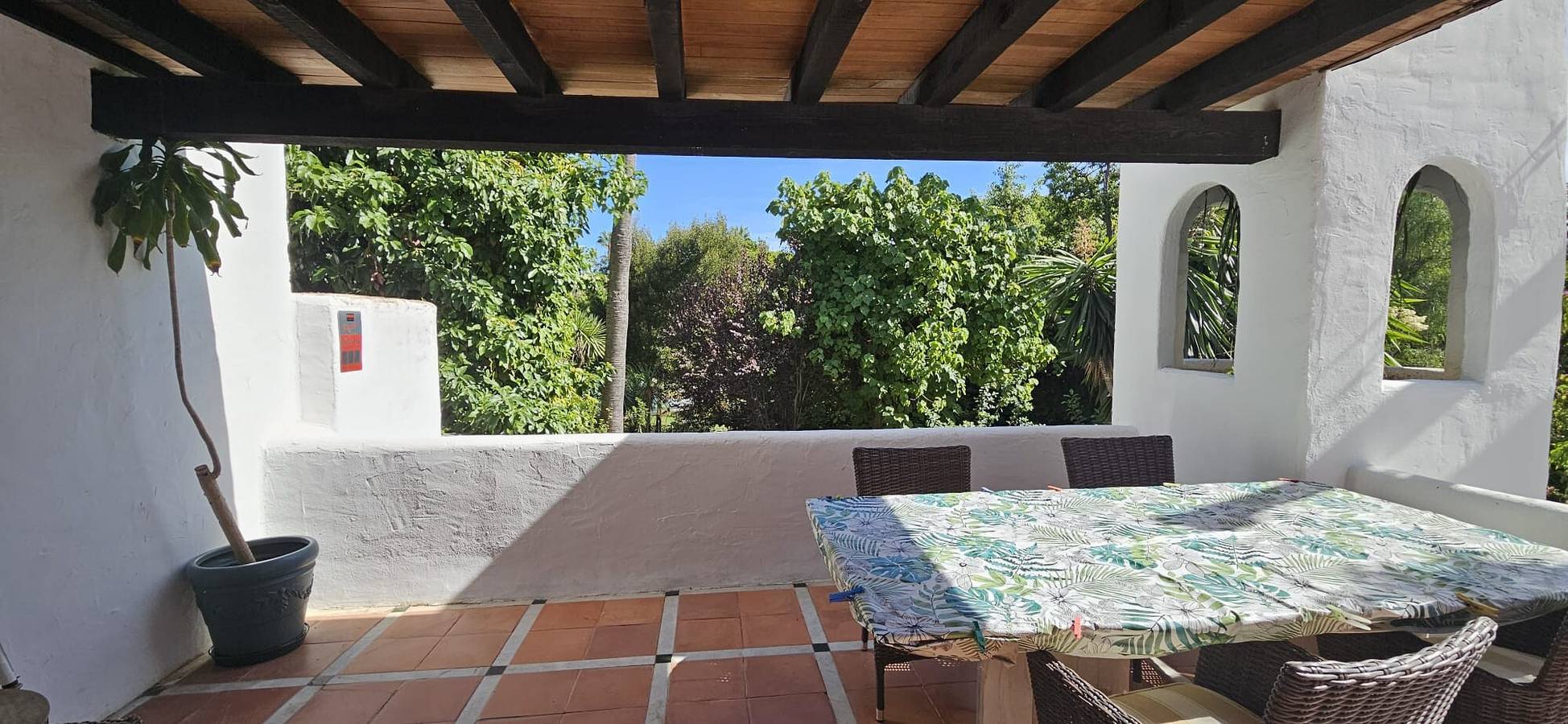 Geheel appartement, Appartement 'Bonito Piso Con Jardines Y Piscina' met gedeeld zwembad, Wi-Fi en airconditioning in Playa de Casasola-Atalaya, Estepona