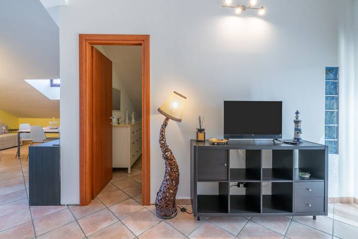 Entire apartment, Entire Apartment 'Lentini Room' with Wi-Fi and Balcony Overlooking Mount Etna in Lentini, Syracuse Province