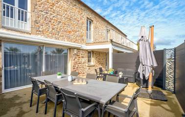 Gîte pour 9 personnes, avec terrasse ainsi que jardin et piscine, animaux acceptés à L'Étang-Bertrand