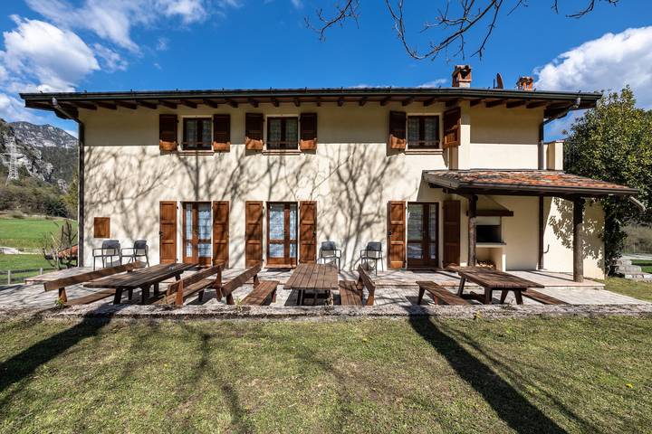 Entire apartment, Agriturismo 'Val D' Egoi App 2' with Mountain View, Shared Garden, and Wi-Fi in Tremosine, Garda Mountains