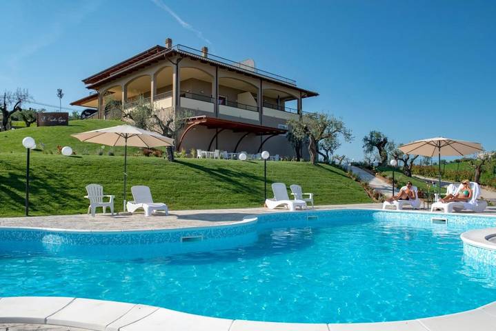 Station pour 4 personnes, avec Balcon et Jacuzzi ainsi que Terrasse et Jardin à Notaresco
