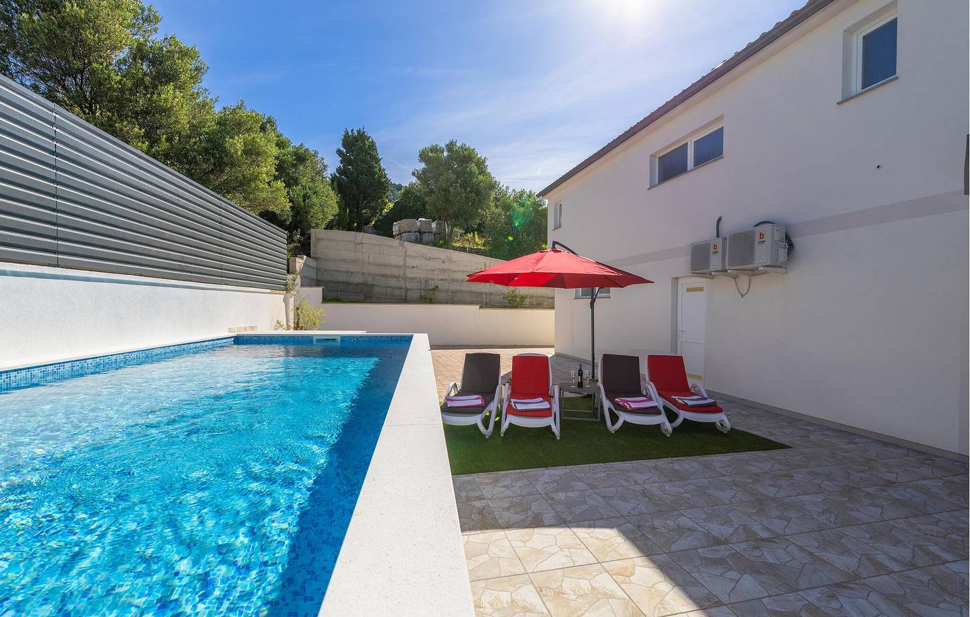 Apartment mit Meerblick, Pool, Terrasse und WLAN – 2 km vom Strand entfernt in Banjol, Rab