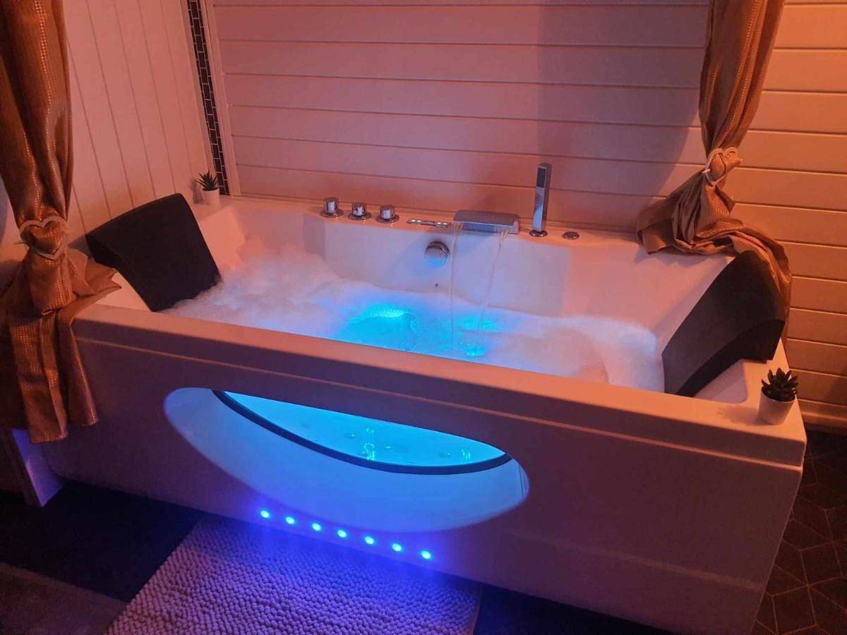 Deluxe Double Room with Bath in Trèbes, Région de Carcassonne