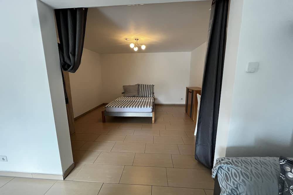 Ganze Wohnung, Schicke Wohnung gegenüber Helios Kliniken / 5 min Fussweg zu Hochschule Krefeld in Krefeld, Niederrhein