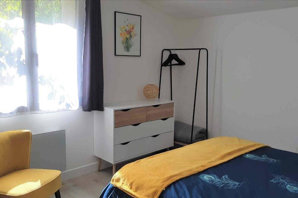 A charming, quiet, and rustic little cottage with a small garden and private parking. in Clisson, Nantes region