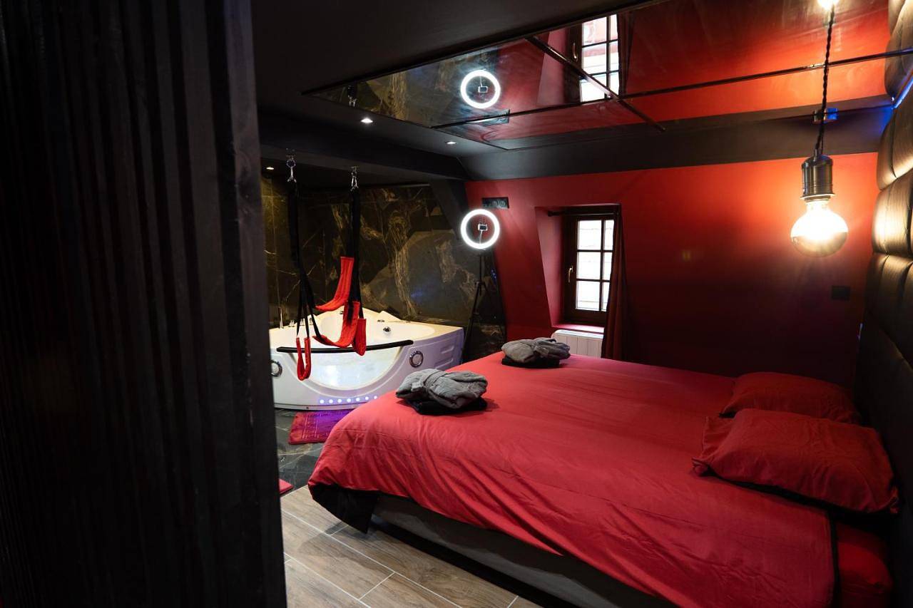 Capsule Secret - Jacuzzi - Netflix & Home cinéma - Jeux de couple - Barre de pole dance in Valenciennes, Région de Valenciennes