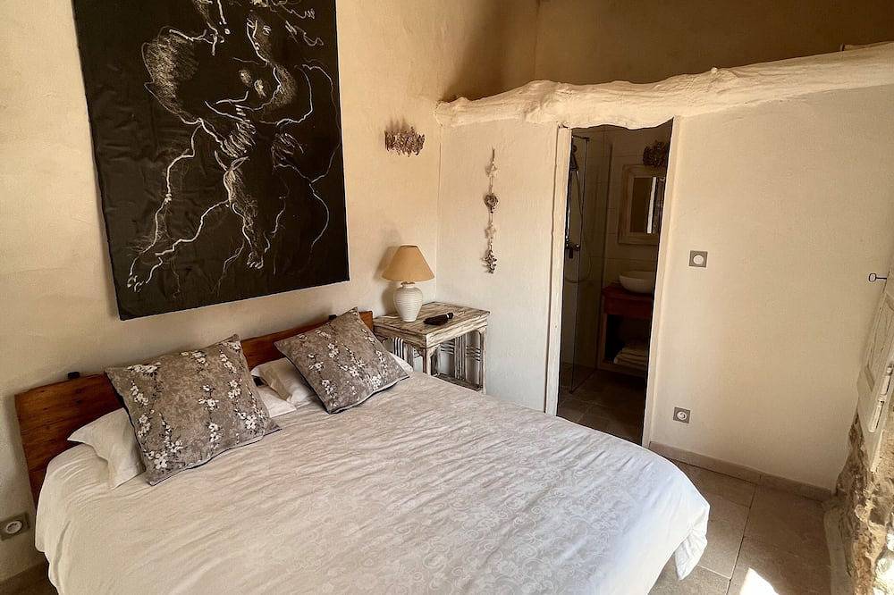 Authentic House, near Uzès, amazing view in Le Pin, Nimes und Umgebung