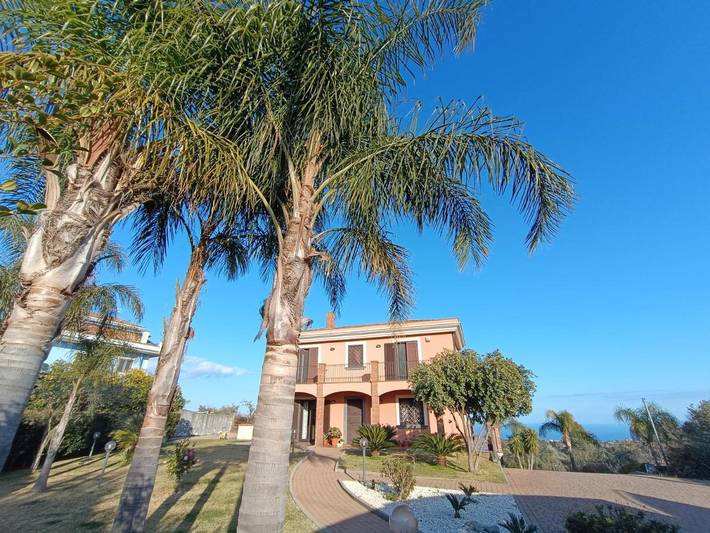 Chambre d’hôte pour 5 personnes, avec Terrasse et Jardin ainsi que Piscine et Vue à Aci Sant'Antonio