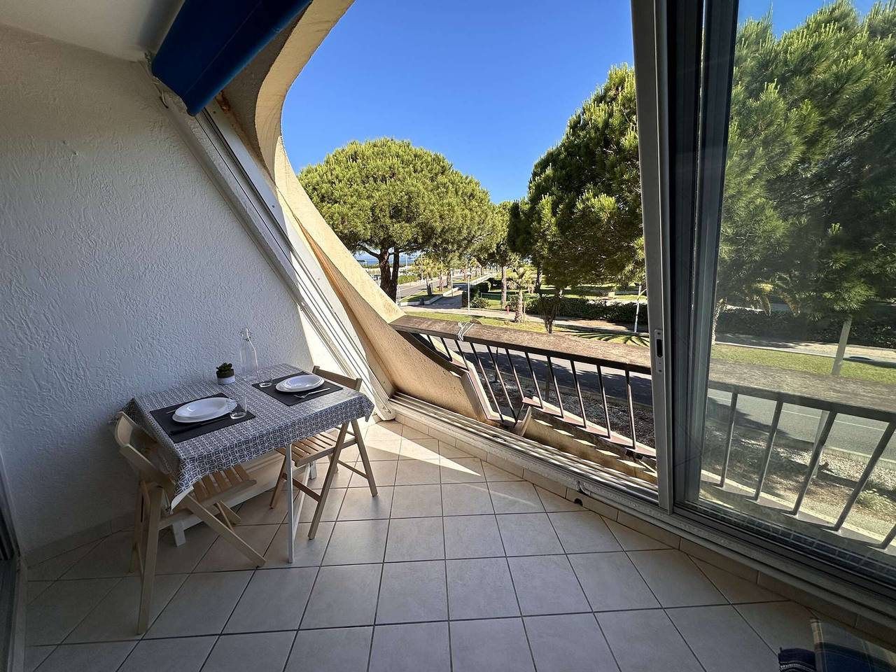 Entire studio, Charming Studio for 4 with Sea View, Pool, and Parking Near the Beach in Port Camargue, Le Grau-du-Roi