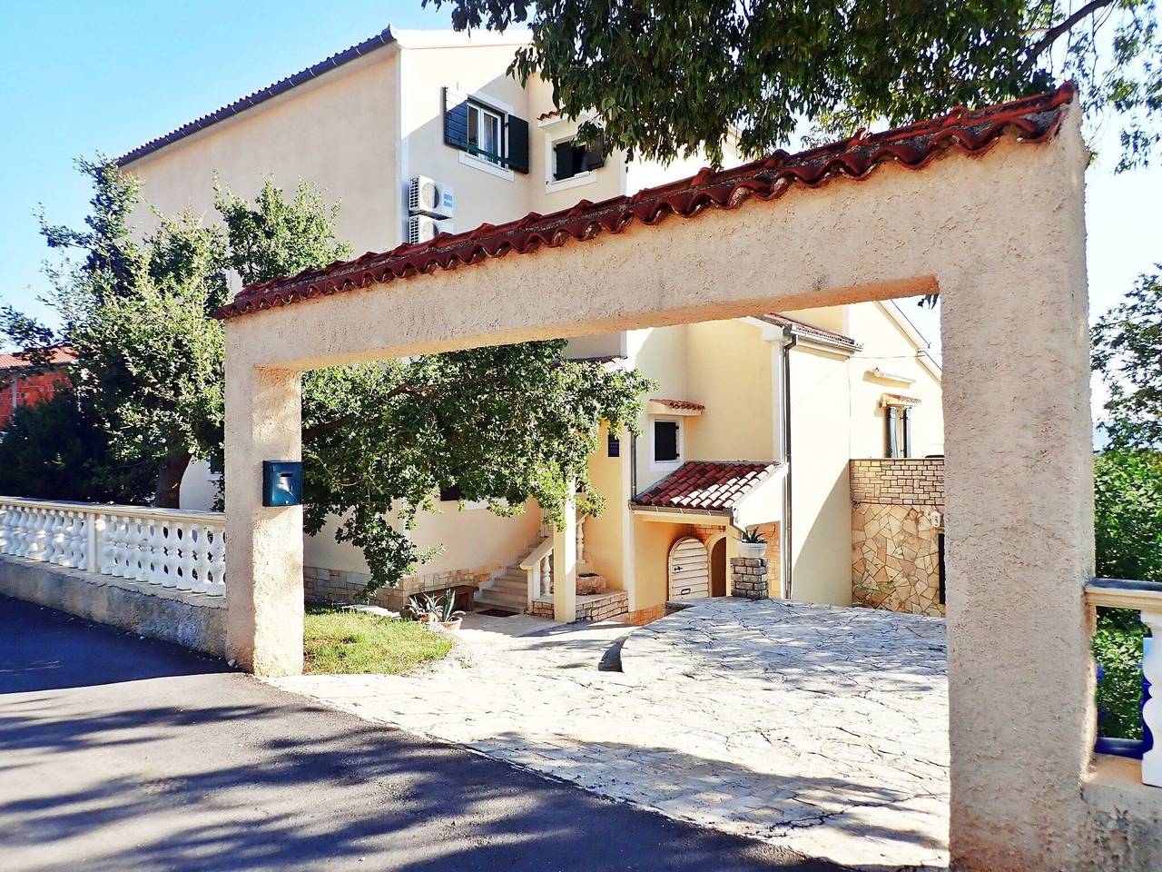 Hel lägenhet, Villa i Starigrad nära Paklenica Nationalpark in Starigrad Paklenica, Stari Grad (olika betydelser)