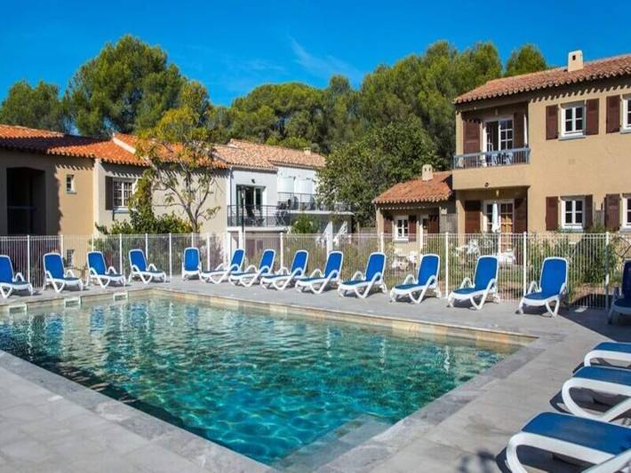 Gîte pour 4 personnes, avec terrasse et piscine, animaux acceptés dans Plage de Boulouris - 2