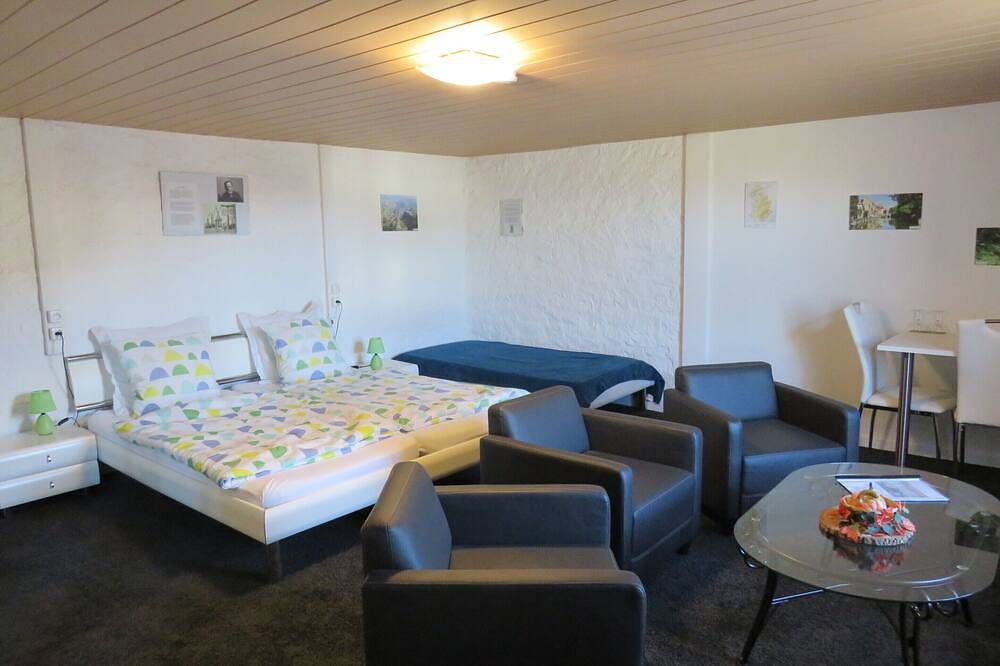 Triple room-Basic-Ensuite-Jura in Anjeux, Haute-Saône