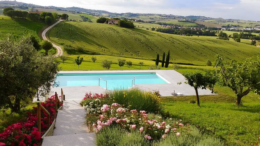 Villa per 10 persone, con Balcone e Terrazza nonché Giardino e Piscina nelle Marche