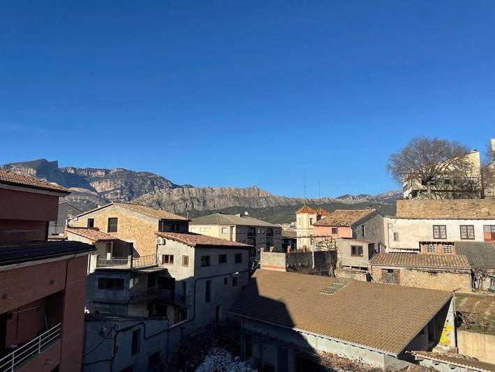 Gîte pour 6 personnes, avec Balcon ainsi que Terrasse et Vue à Oliana