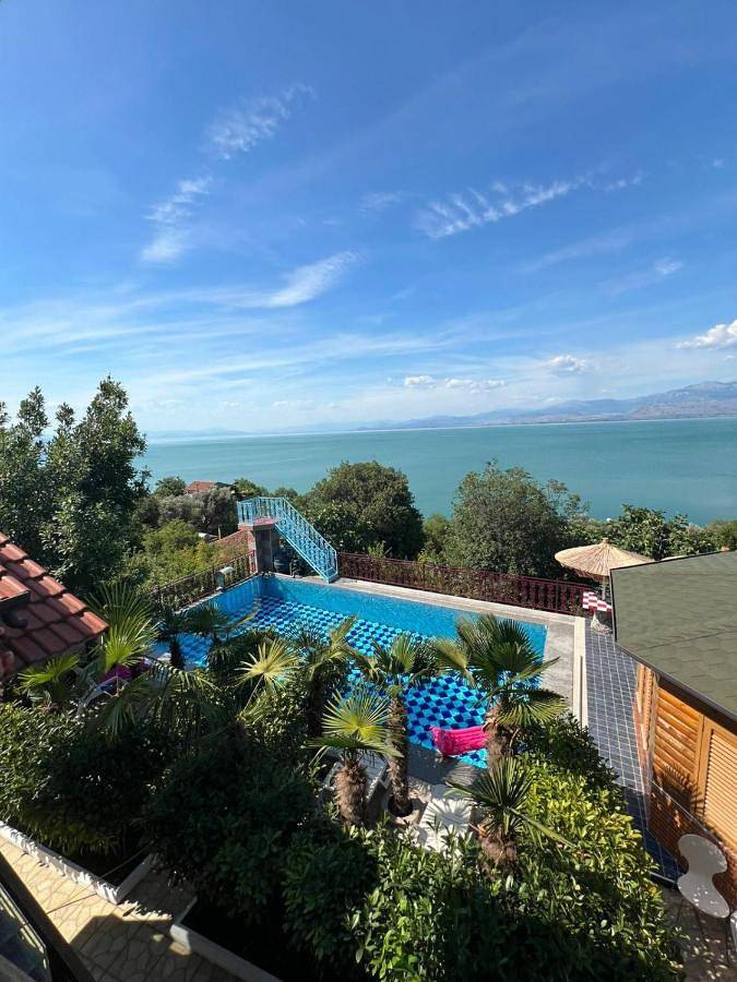 Villa per 25 persone, con panorama e terrazza nonché piscina e vista lago, con animali domestici - 1