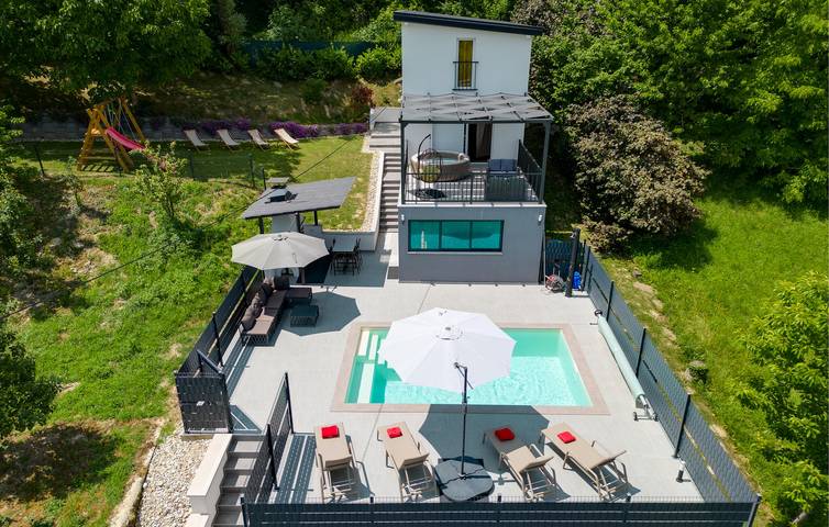 Ferienhaus für 8 Personen, mit Ausblick und Terrasse sowie Pool - 1